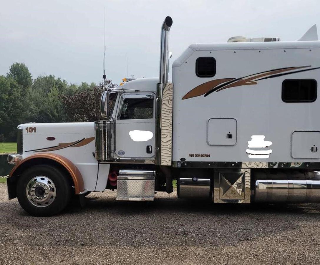 Used 2012 Peterbilt 389 Sleeper Semi Truck