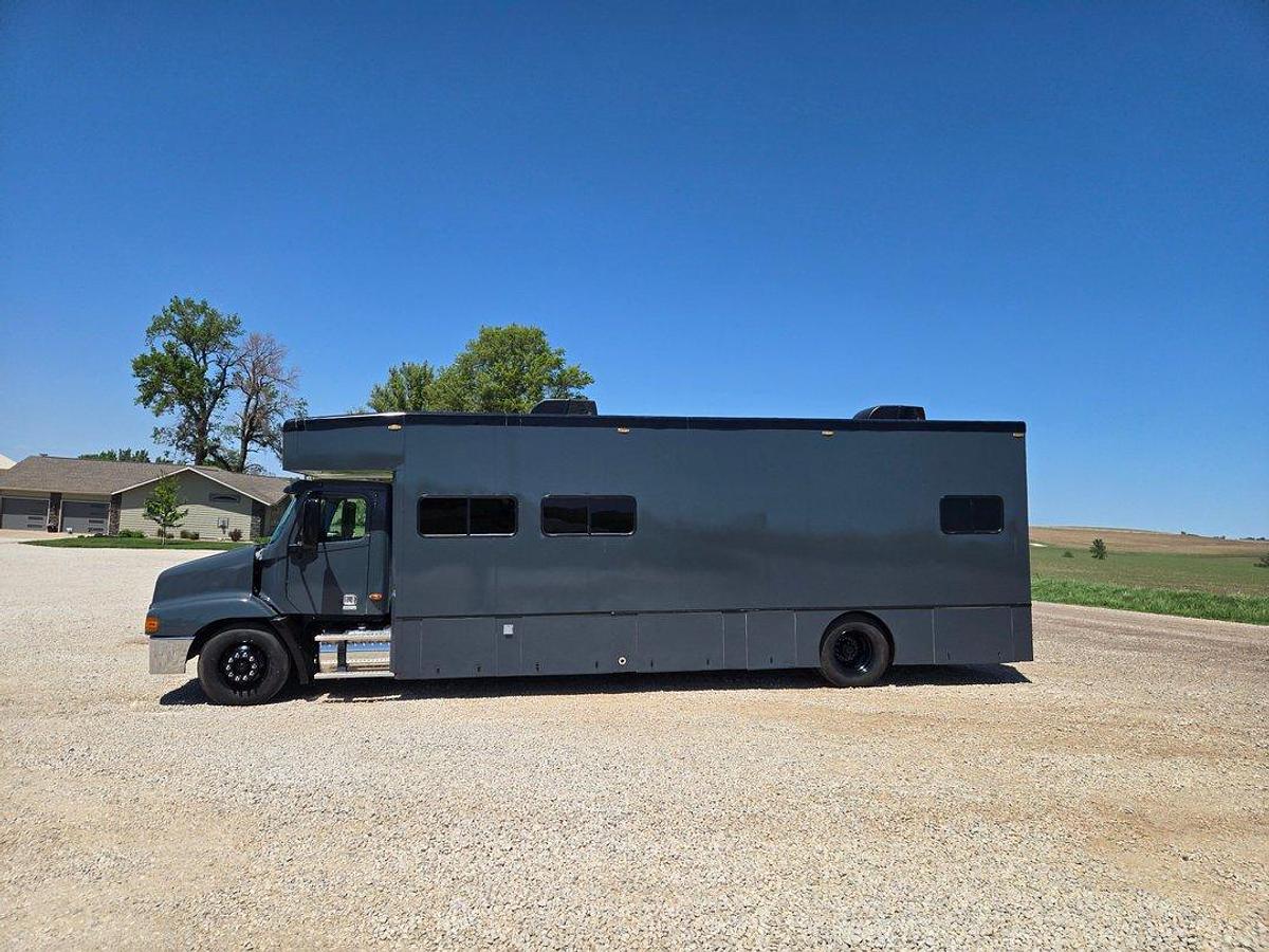 Used 2001 Freightliner Columbia Toterhome