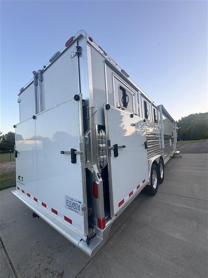 Used 2020 4 Star 3 Horse w/ Living Quarters