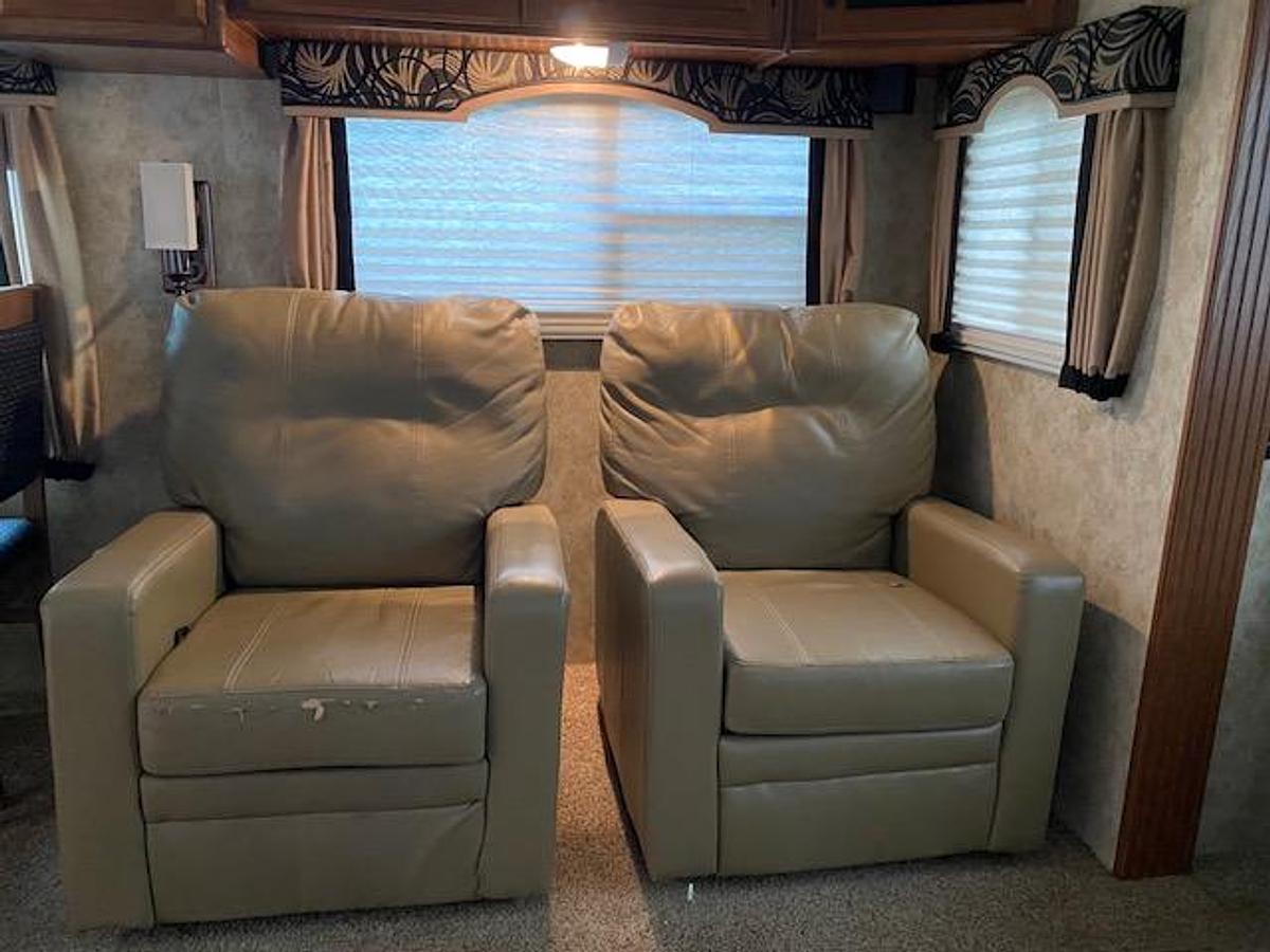 Used 2012 Keystone Montana Hickory Edition 33582RL Fifth Wheel