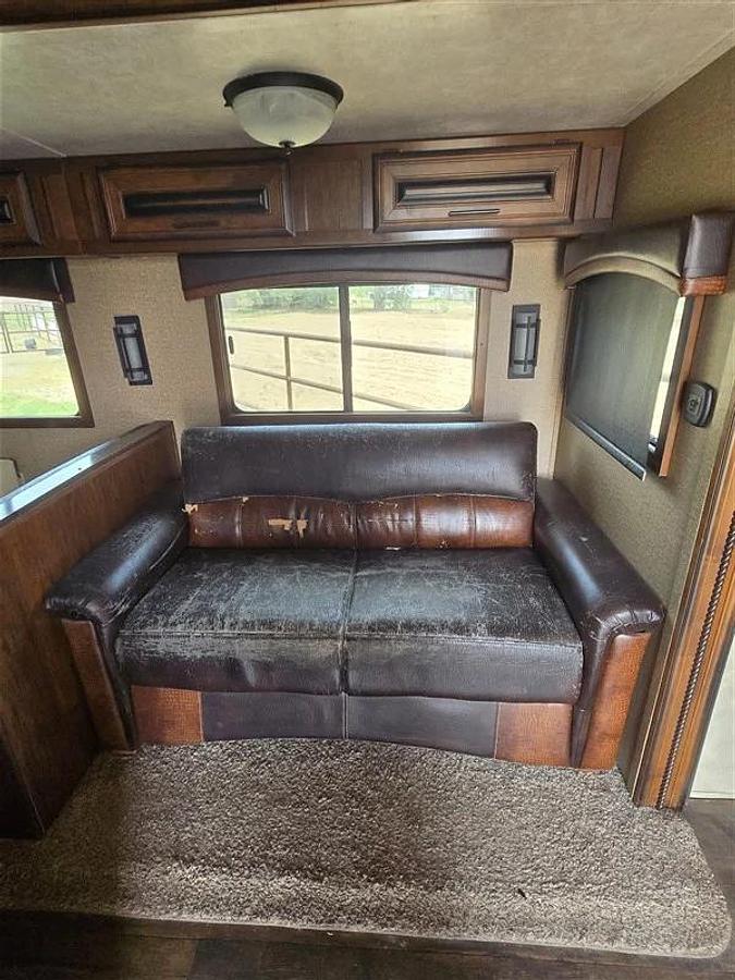 Used 2016 Bison Premier Coach 3 Horse