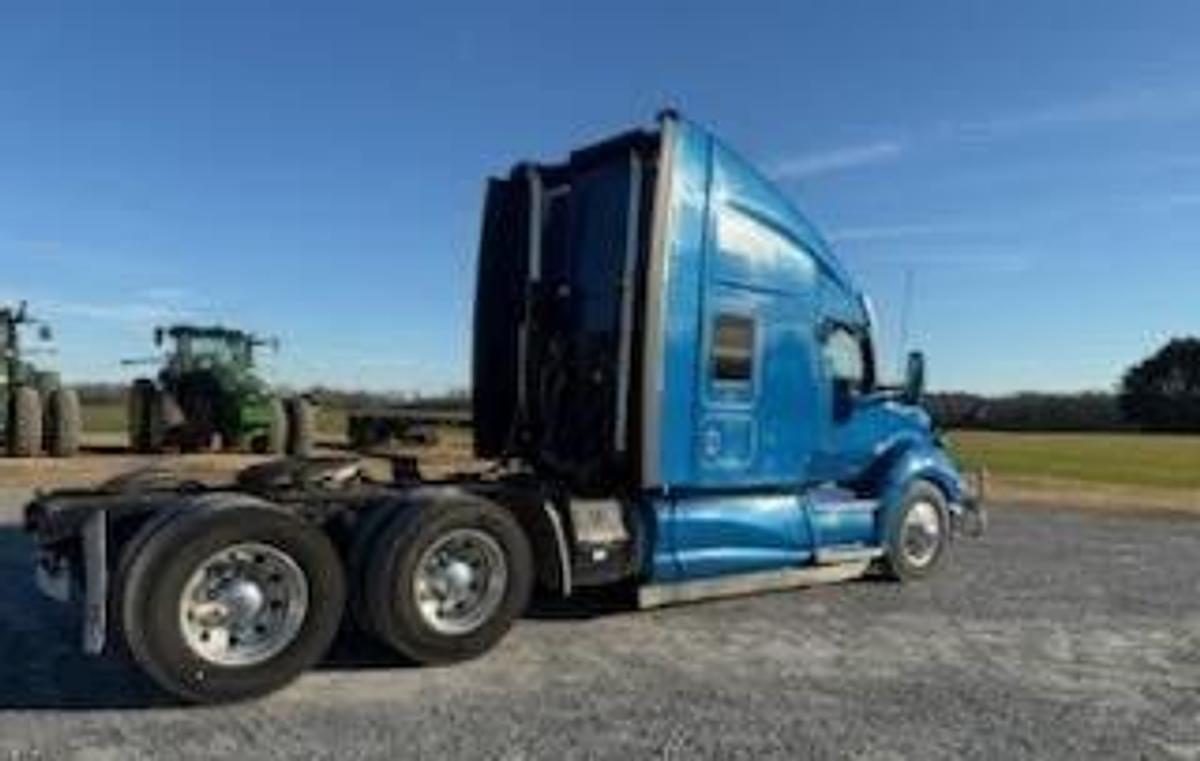 Used 2017 Kenworth T680 Sleeper Semi Truck