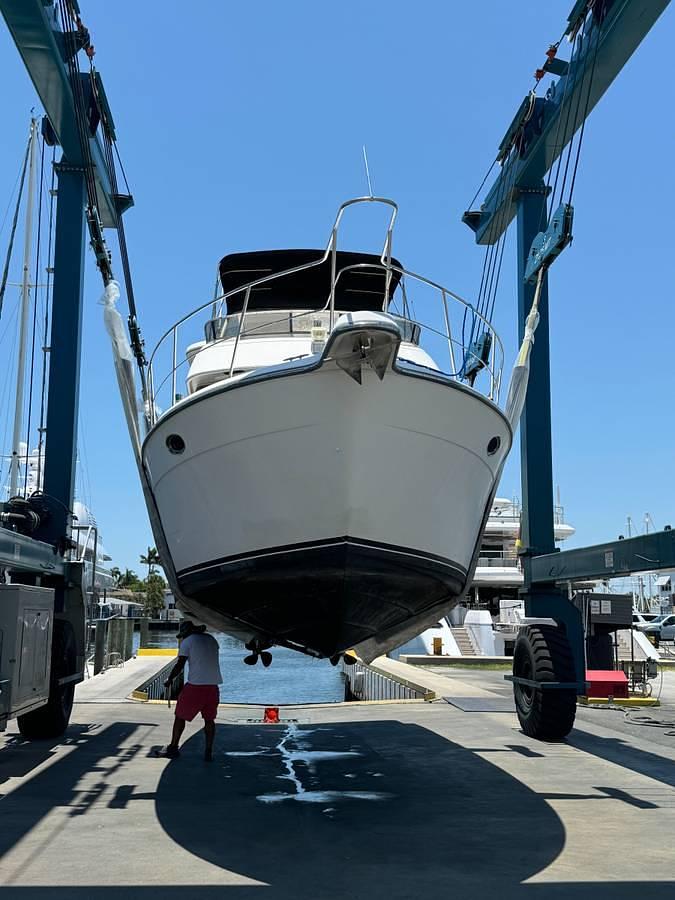 Used 1995 Carver 390 Aft Cabin Cruiser