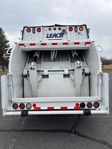 Used 2010 Mack GU813 Leach 29YD