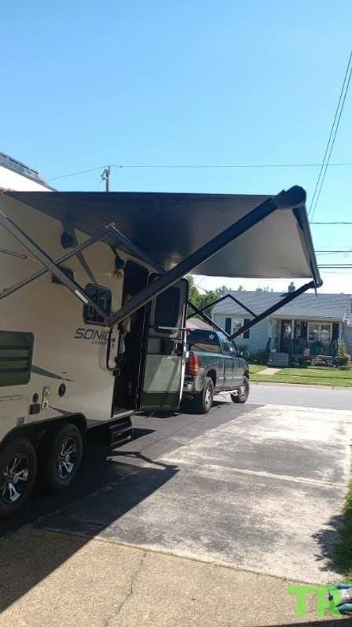 Used 2018 Venture Sonic 24' Travel Trailer – Sleeps 6 – Full Bathroom – Full-Length Awning – Excellent Condition