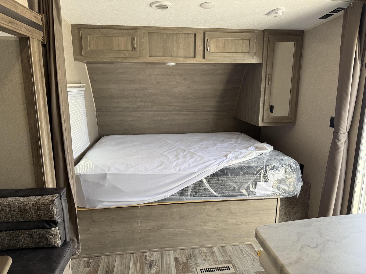 Used 2020 Palomino Puma Light XLE 29FQC Travel Trailer Toy Hauler