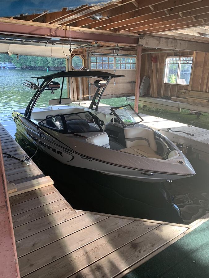 Used 2014 Malibu Wakesetter VLX 22 Ski/Wakeboard Boat