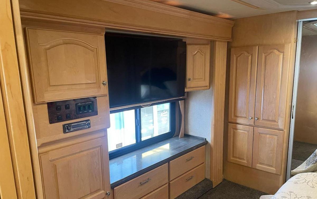 Used 2005 Country Coach Magna 630