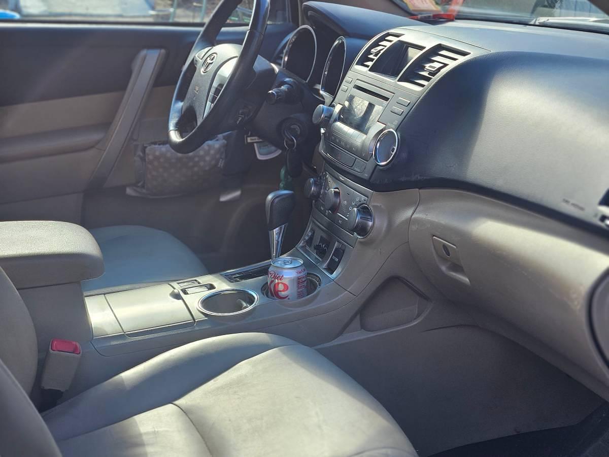 Used 2012 Toyota Highlander SE