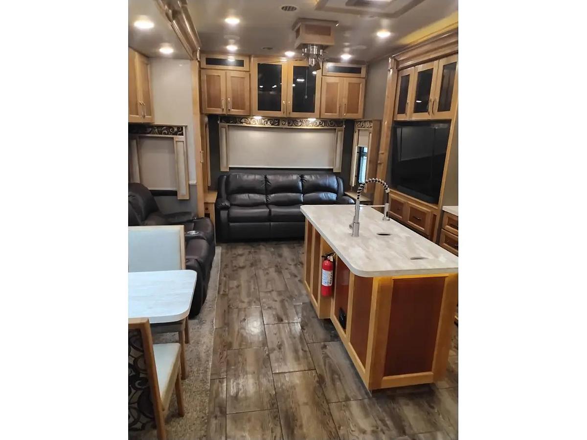 Used 2018 Vanleigh Beacon 39GBB Fifth Wheel