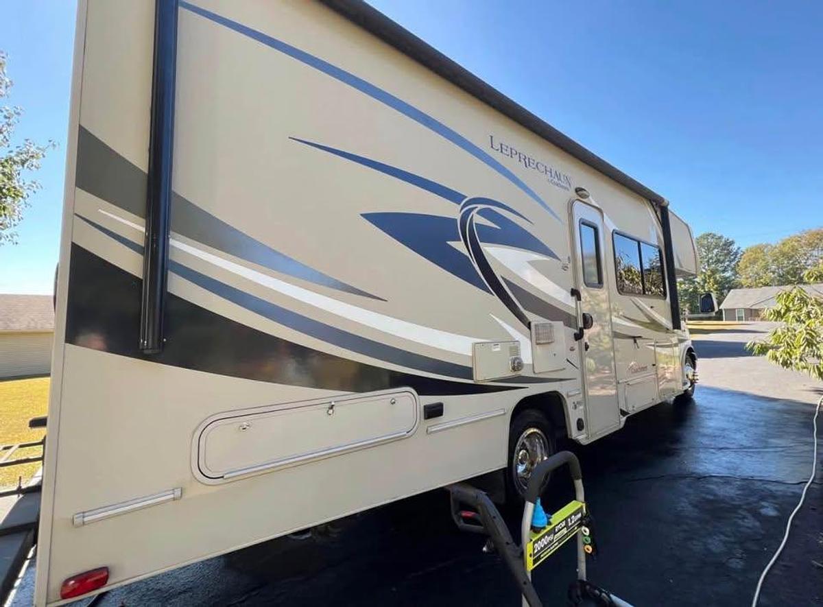 Used 2015 Coachmen Leprechaun 260DS