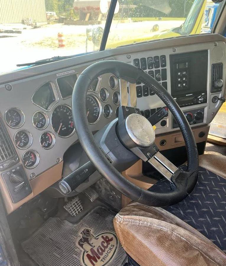 Used 2017 Mack Granite GU713