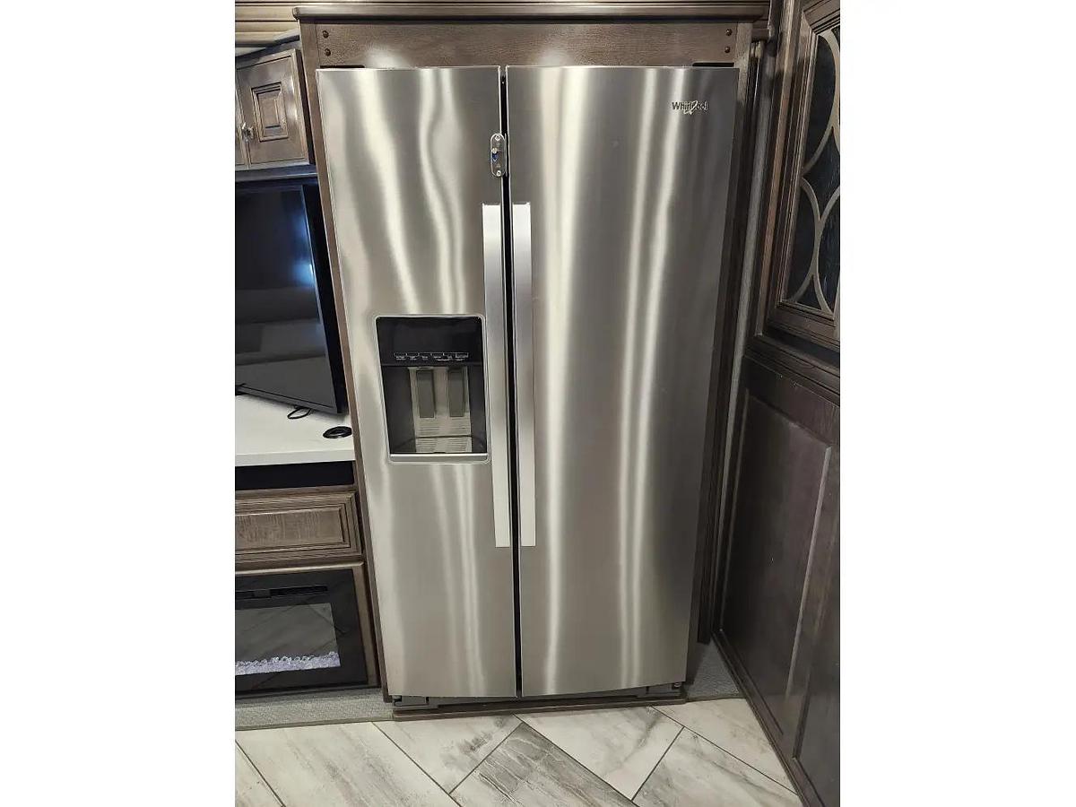 Used 2022 Fleetwood Discovery Lxe 44s