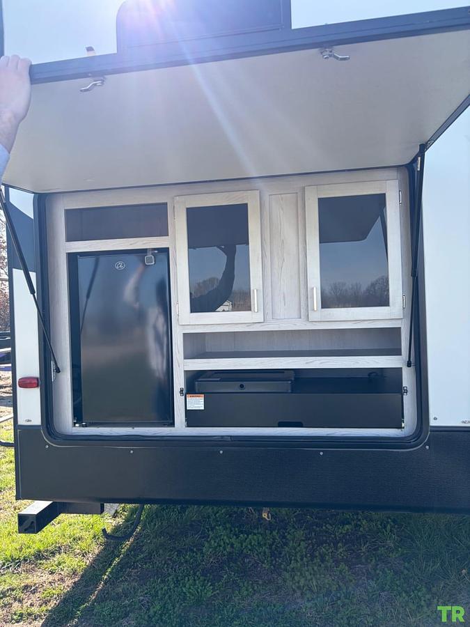 Used 2021 Keystone Sprinter Limited 3620FWLBH Fifth Wheel – Bunkhouse – Washer & Dryer – Custom Skirting – Full-Time Ready