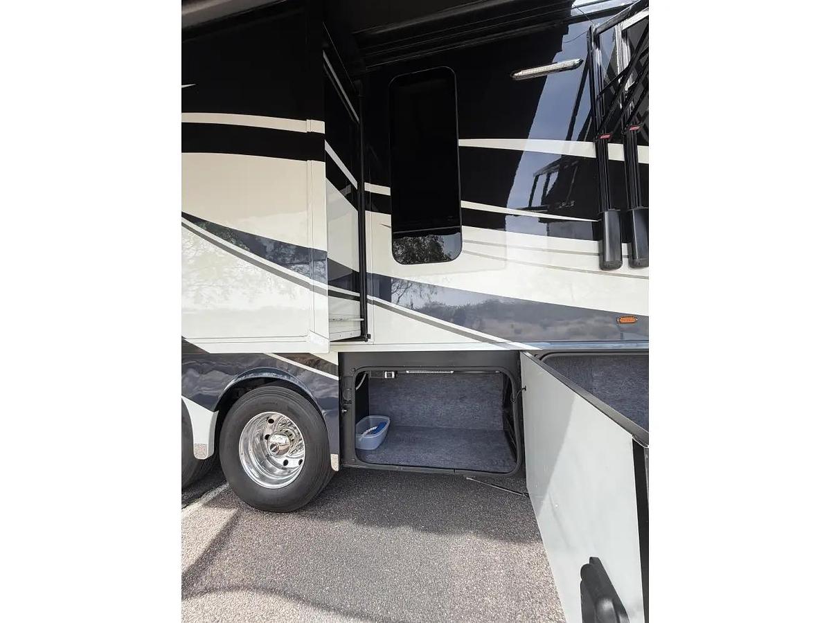 Used 2015 Winnebago Itasca Ellipse 42HD