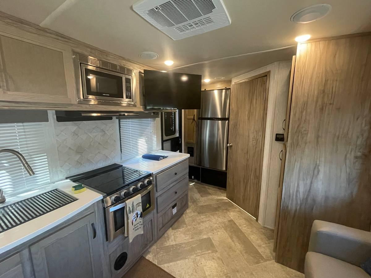 Used 2022 Palomino Solaire 24 ft 205SS