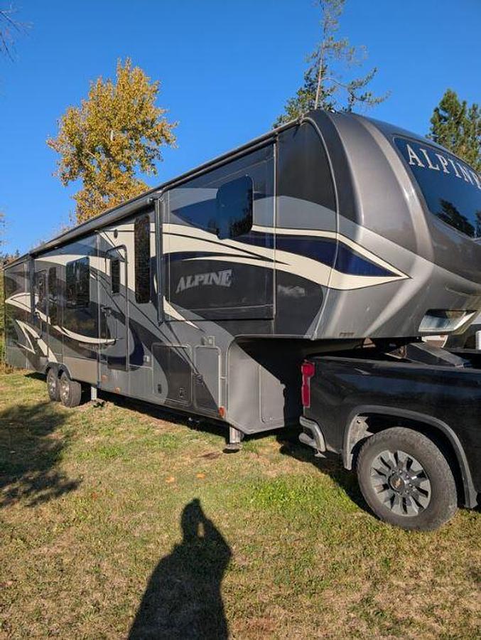 Used 2019 Keystone Alpine 3800FK