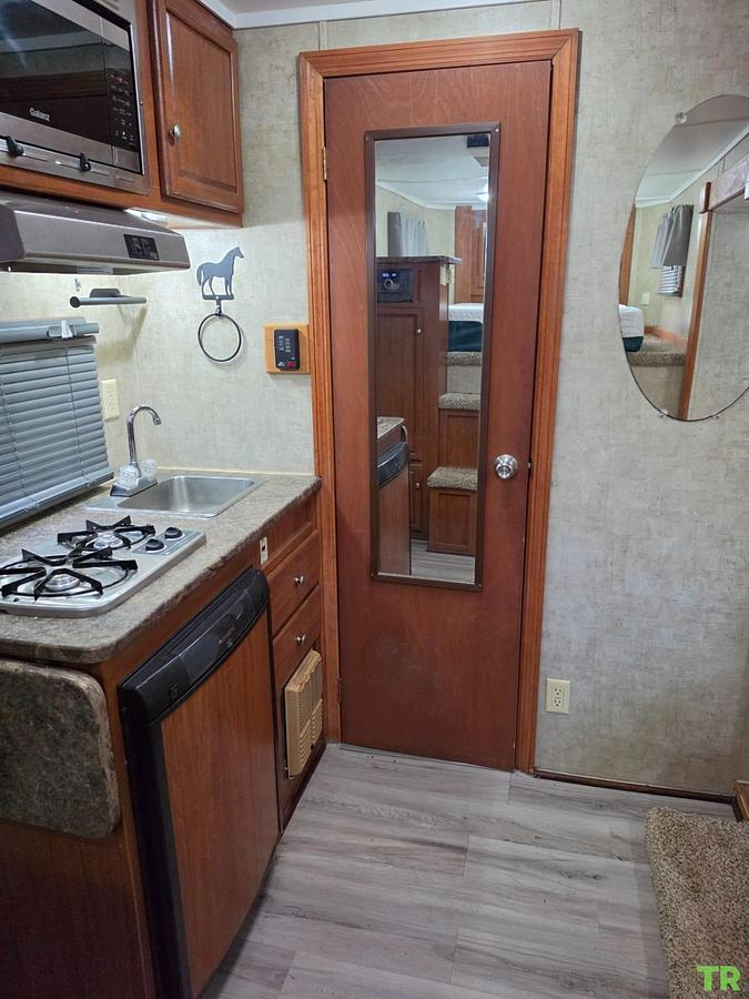 Used 2008 Bison Stratus Express 380ME 3 Horse