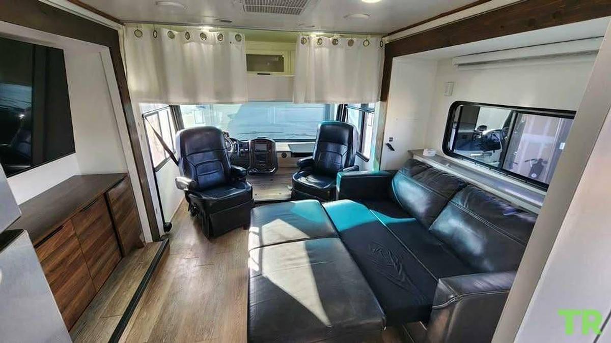 Used 2014 Thor Motor Coach Challenger 37KT