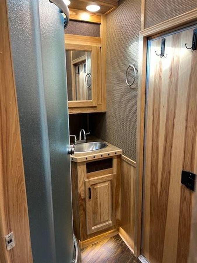 Used 2020 Lakota Bighorn 4 Horse w/ Living Quarters