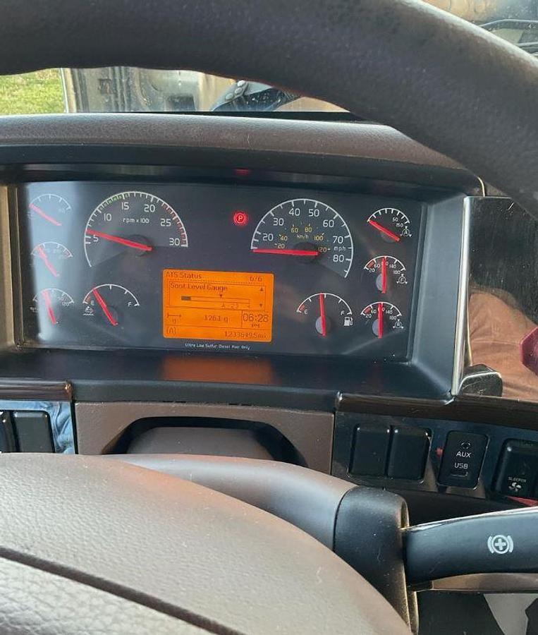 Used 2013 Volvo VNL64T670