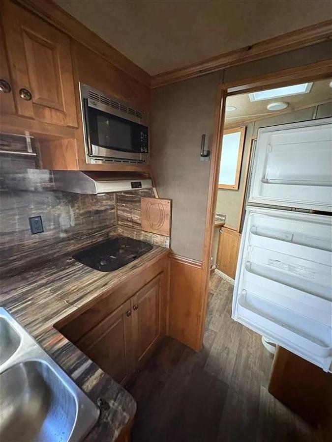 Used 2017 Merhow 4 Horse with Living Quarters