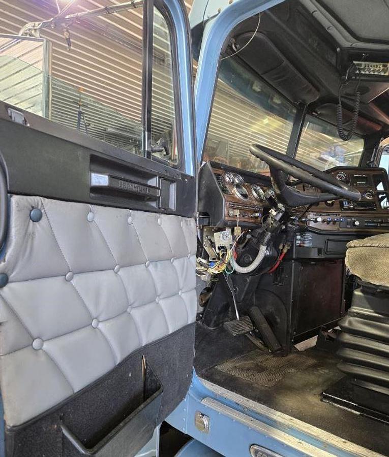 Used 1998 FREIGHTLINER FLD132 CLASSIC XL