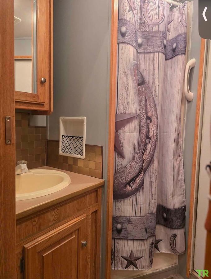 Used 2005 Stratus 4-Horse Aluminum Living Quarters Trailer