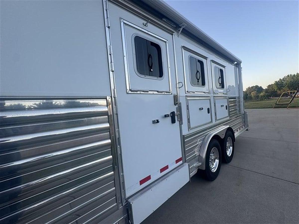 Used 2020 4 Star 3 Horse w/ Living Quarters