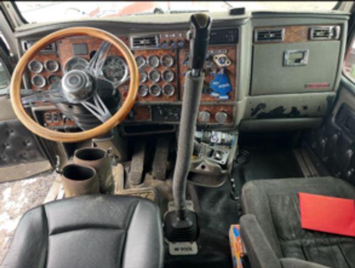 Used 2004 Kenworth W900 Conventional Sleeper Semi