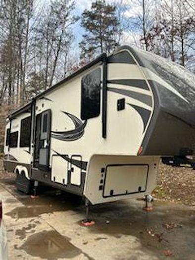 Used 2021 Vanleigh Vilano 320GK and 2017 Dodge RAM 3500