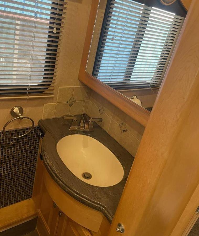 Used 2005 Country Coach Magna 630