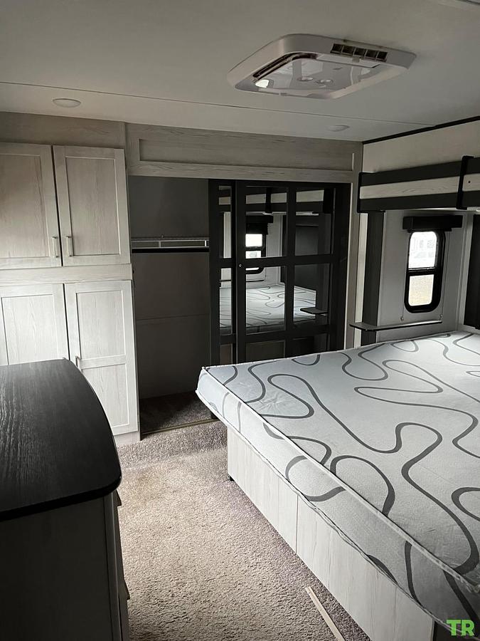 Used 2021 Keystone Sprinter Limited 3620FWLBH Fifth Wheel – Bunkhouse – Washer & Dryer – Custom Skirting – Full-Time Ready