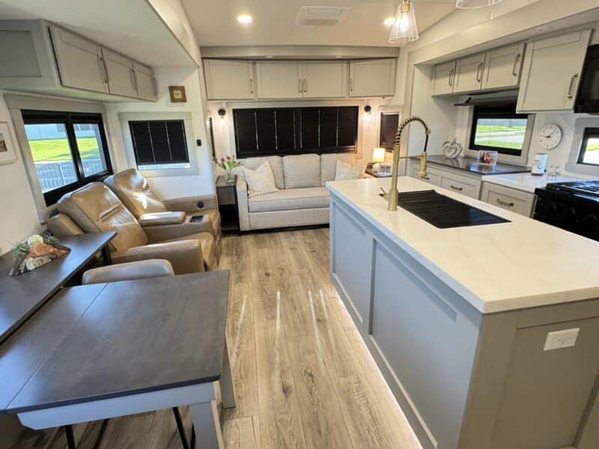 Used 2025 Brinkley Z2900 Fifth Wheel