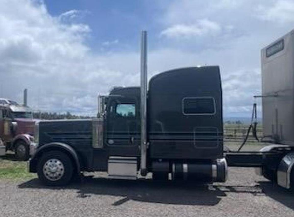 Used 2024 Peterbilt 389 Sleeper Semi Truck