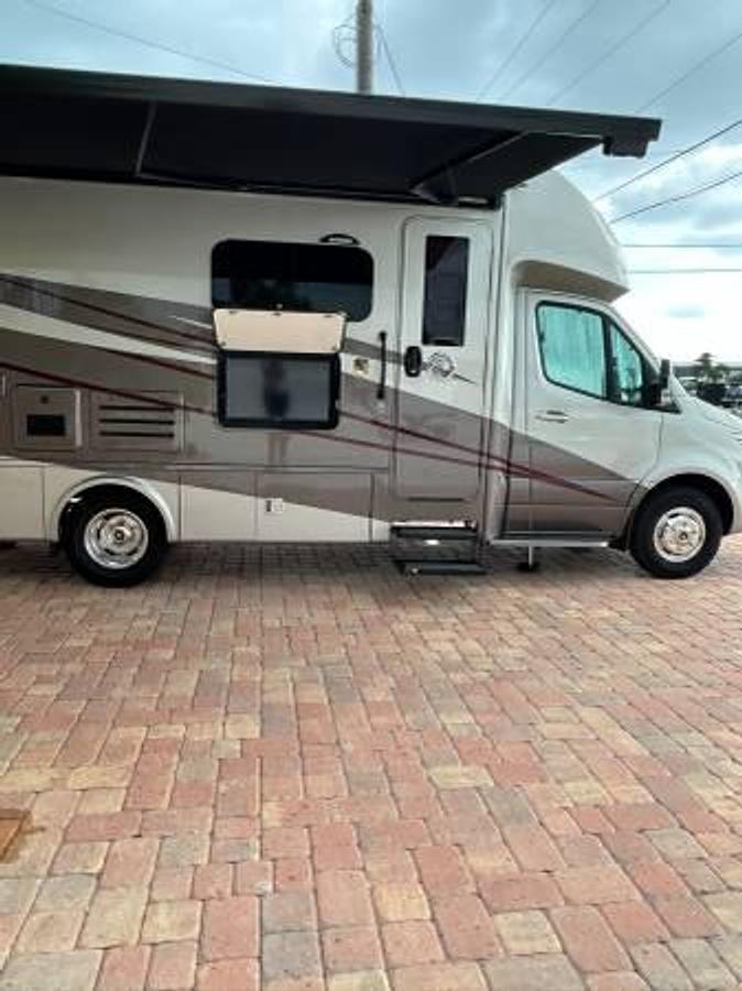 Used 2022 Tiffin Wayfarer 25RW