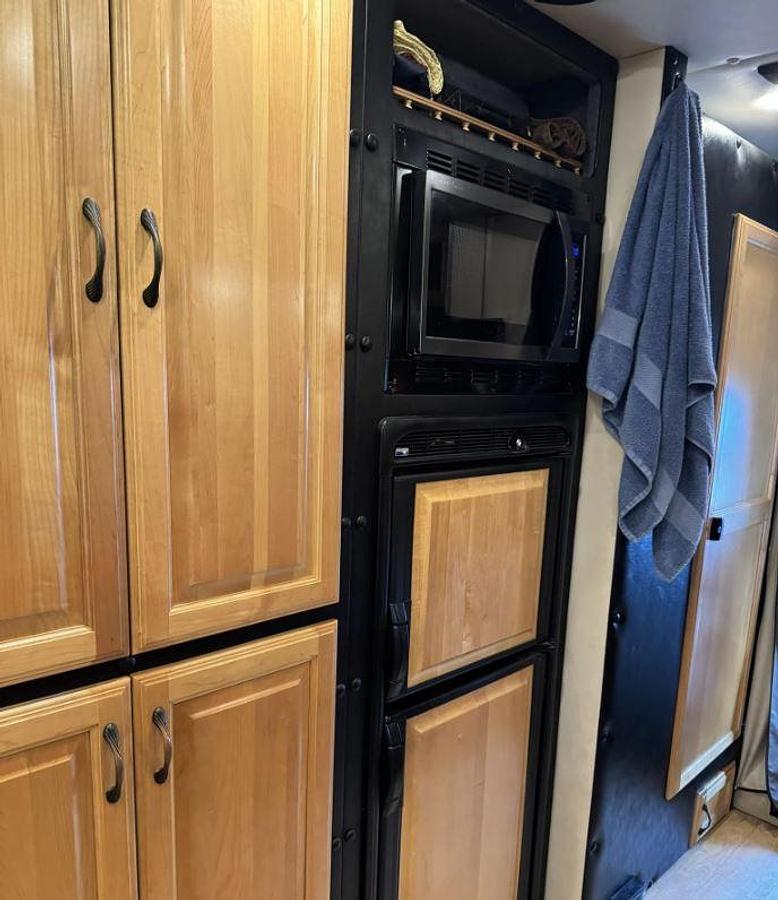 Used 2016 Volvo VNL64T300 Sleeper Semi Truck