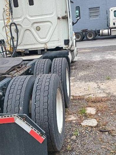 Used 2013 Freightliner Cascadia Semi Truck