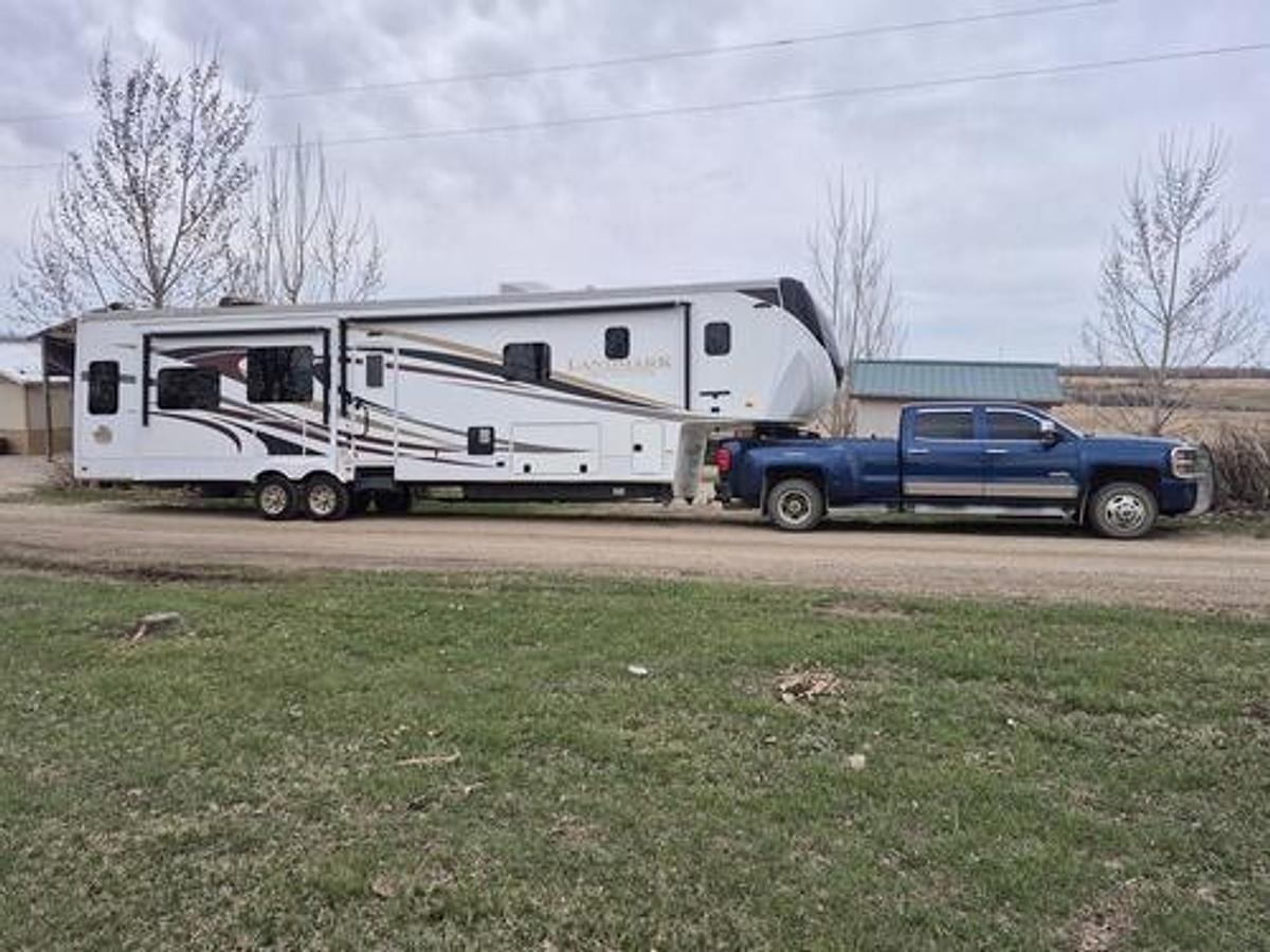 Used 2015 Heartland Landmark 365 Newport