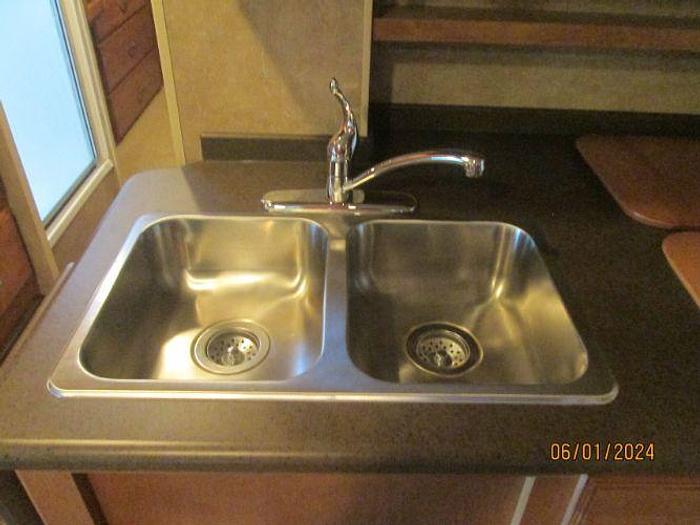 Used 2013 Winnebago Vista 30T