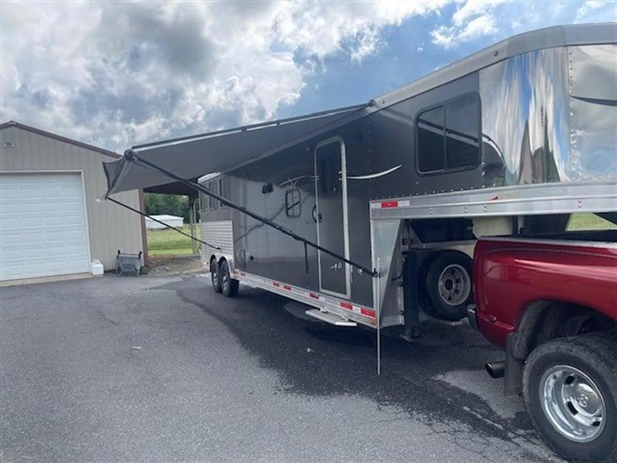 Used 2015 Lakota Charger 3 Horse Trailer with Living Quarters