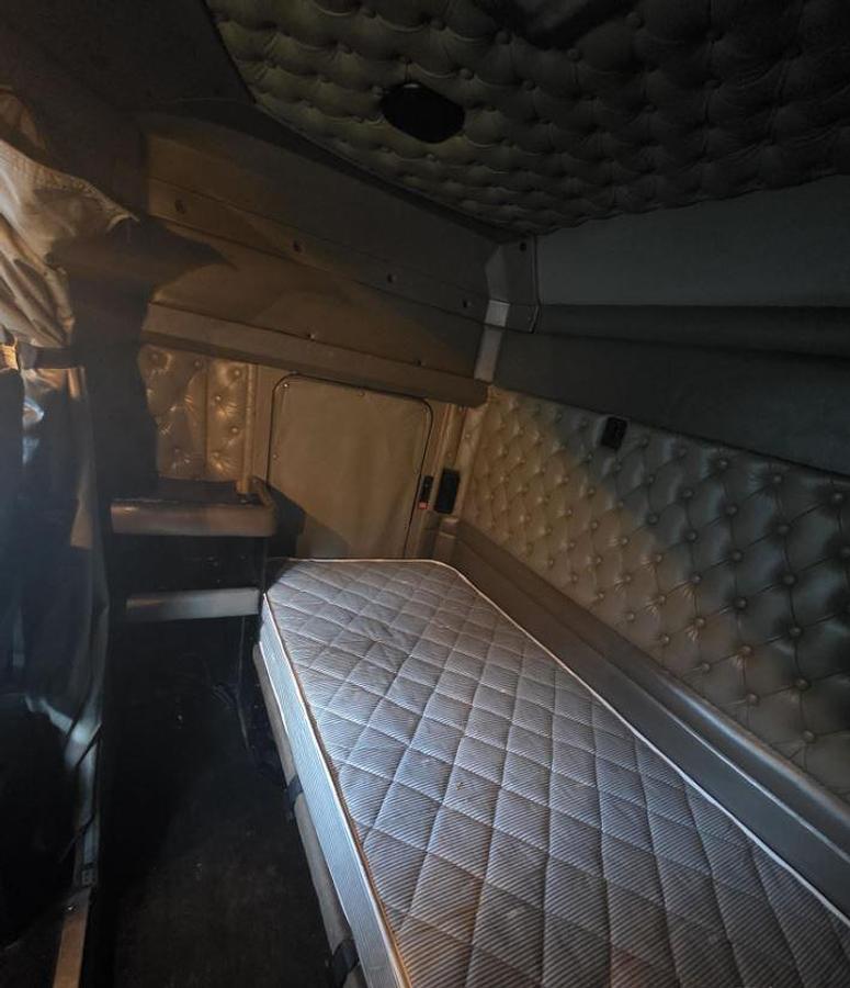 Used 2009 KENWORTH W900L Conventional Sleeper Semi