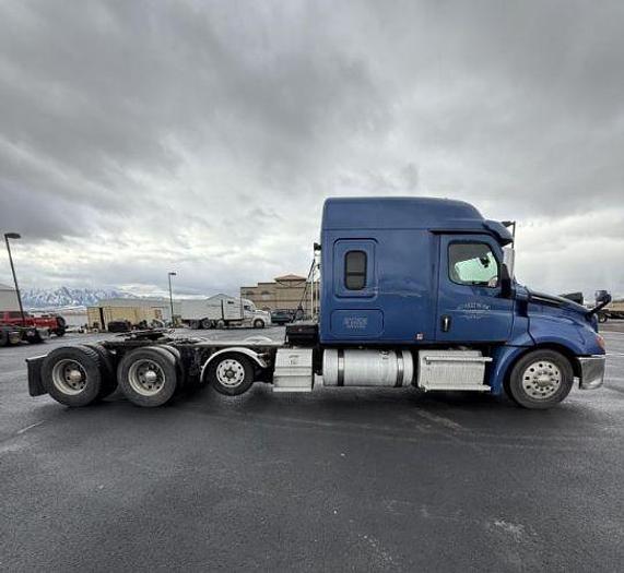 Used 2019 Freightliner CASCADIA 126