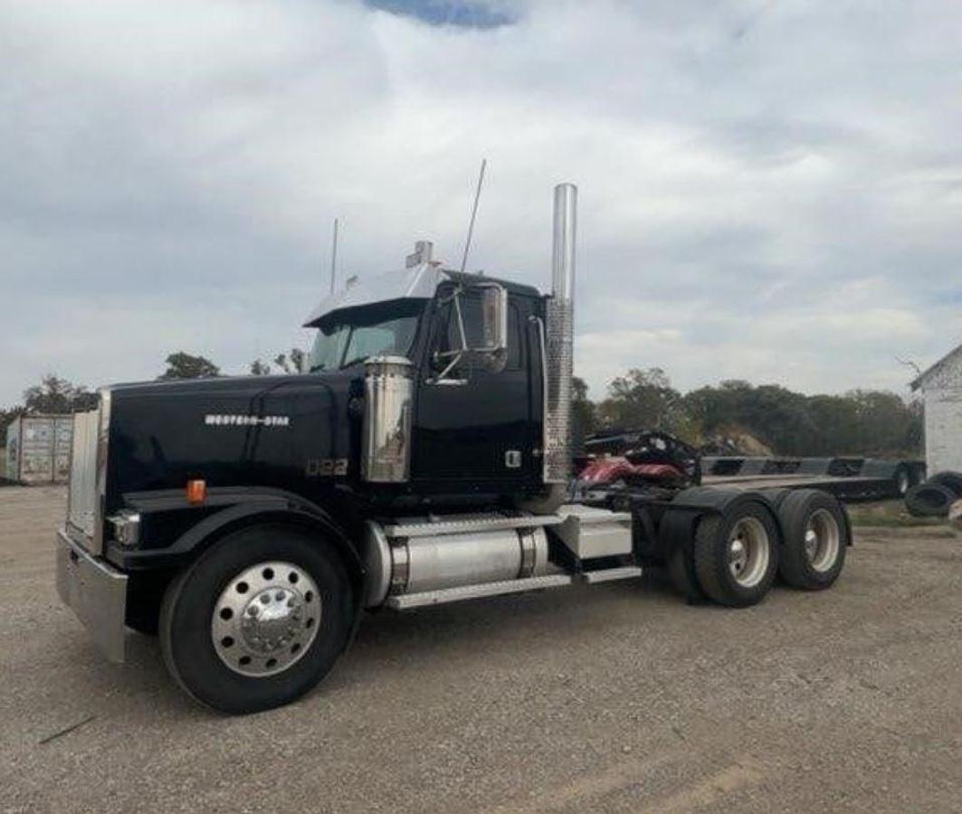 Used 2005 Western Star 4900 Sleeper Semi Truck