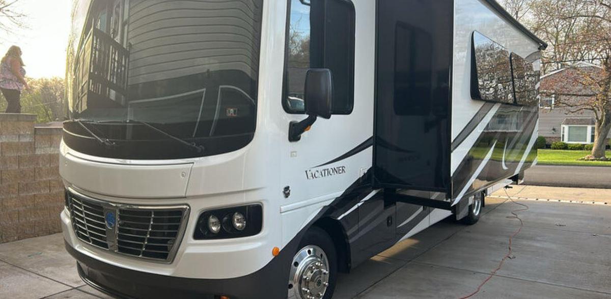 Used 2017 Holiday Rambler Vacationer 33C Class A Motorhome