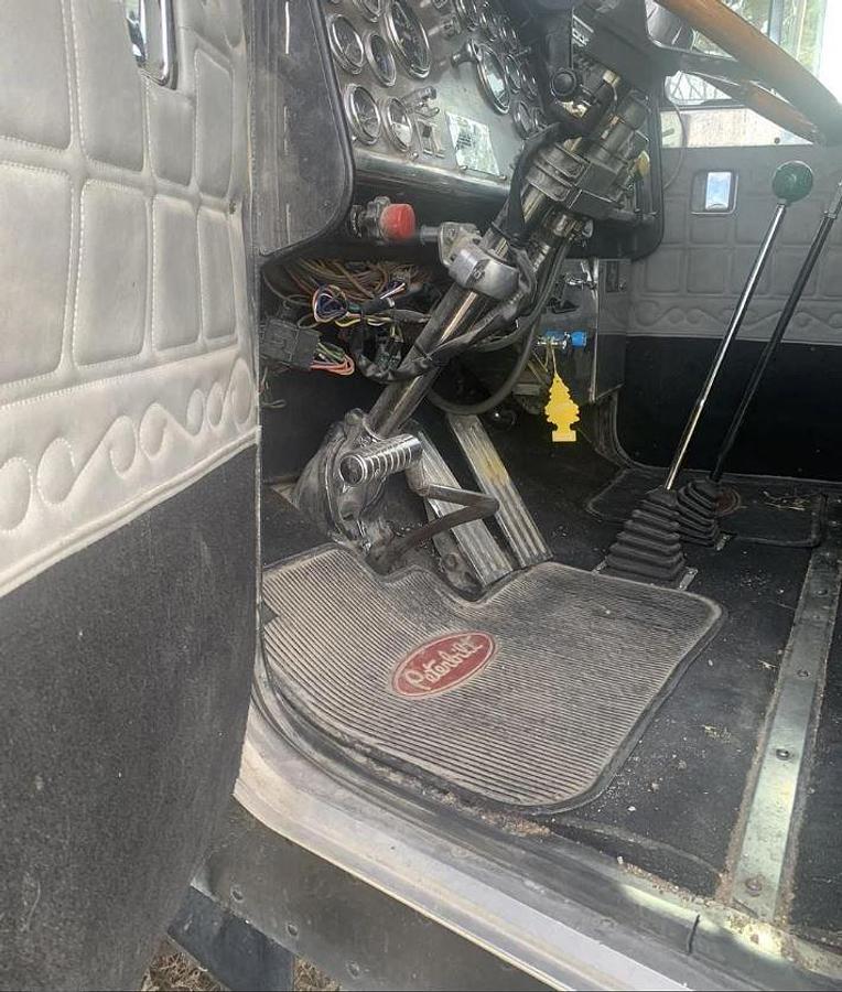 Used 1987 Peterbilt 359 Sleeper Semi Truck