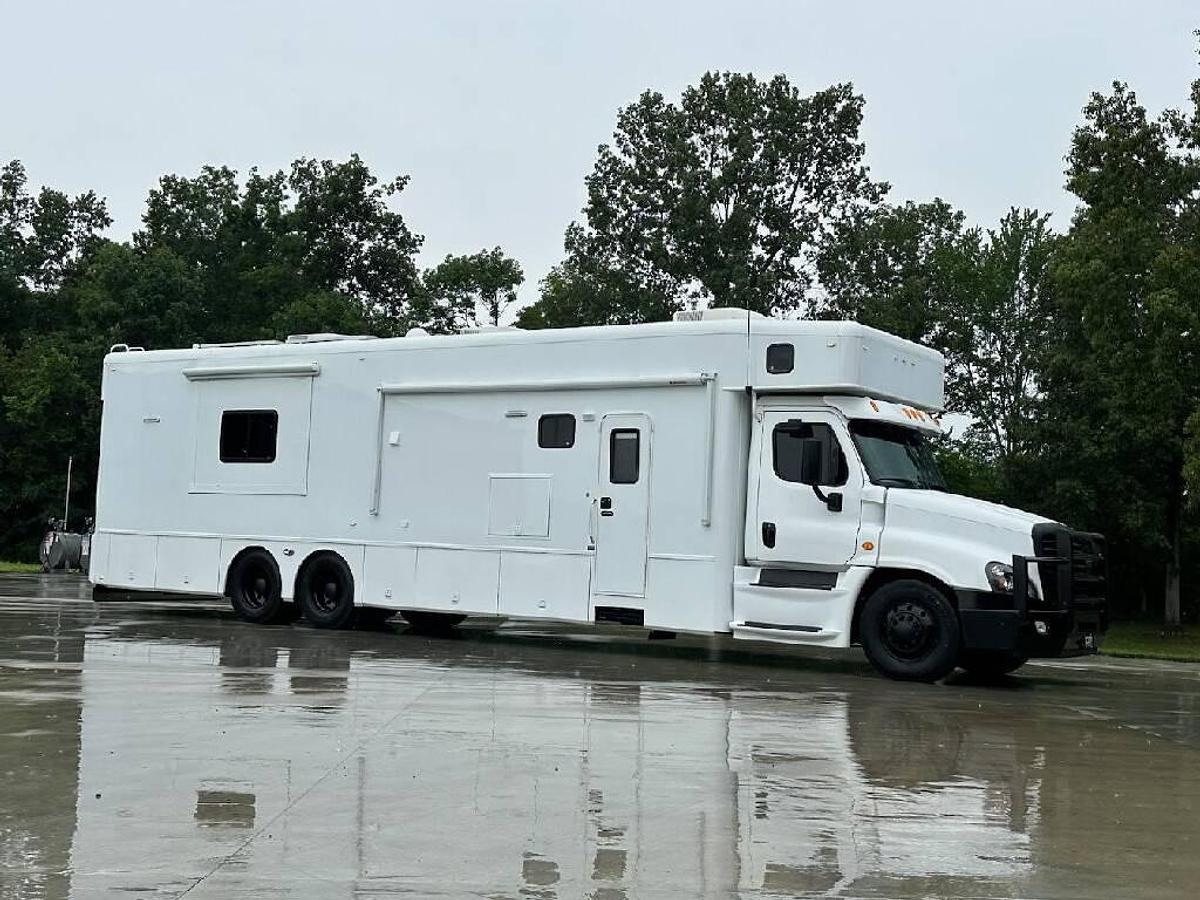 Used 2014 Show Hauler 36KTSSL Super C Motorhome
