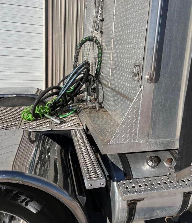 Used 2013 Kenworth W900 Sleeper Semi Truck