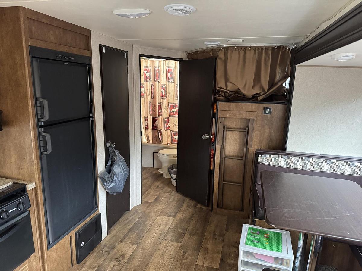 Used 2017 Forest River Wildwood X-Lite Series M-263BHXL Travel Trailer