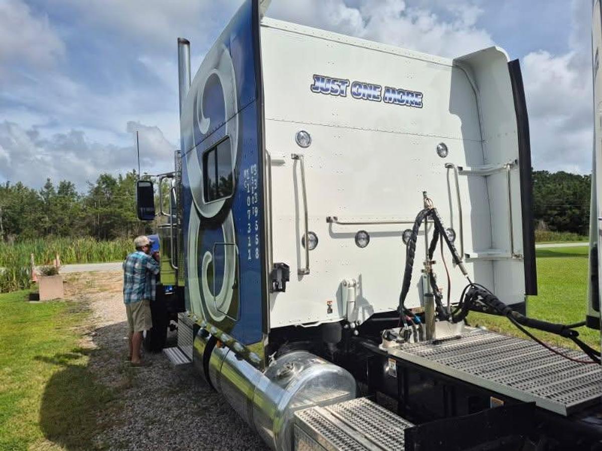 Used 2024 Peterbilt 389 Conventional Sleeper Semi